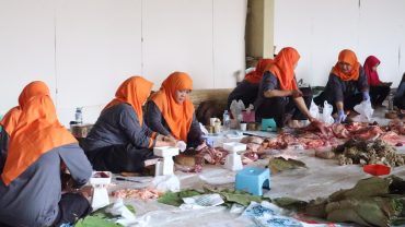 Rumah Sakit (RS) PKU Muhammadiyah Surakarta melaksanakan penyembelihan hewan kurban sebanyak 10 ekor sapi serta satu ekor kambing dalam perayaan Iduladha 1445 H di Taman Parkir Karyawan RS, Selasa (18/6/2024).