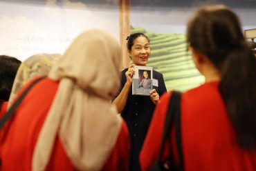 Relawan insan Buddha Tzu Chi memberi penjelasan pada peserta Tur Rumah Ibadah di Gedung Yayasan Buddha Tzu Chi belum lama ini.