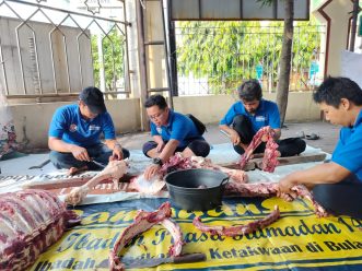 Takmir Masjid Kottabarat menggelar kegiatan penyembelihan hewan kurban di Masjid Kottabarat Solo, Selasa (18/6/2024). Kegiatan tersebut diikuti ratusan Ustaz/Ustazah Guru dan Tenaga Kependidikan dari KB-TK Aisyiyah, SD, SMP, SMA Muhammadiyah PK.