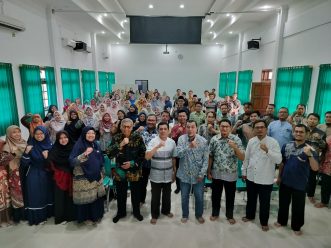 Ketua Komite, Marpuji Ali dan Tim Pengembang, Basuki Haryono foto bersama dengan GTK Perguruan Muhammadiyah Kottabarat.