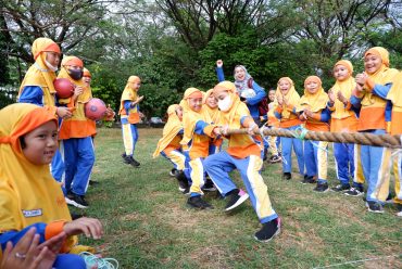 Sebanyak 453 murid SD Muhammadiyah Program Khusus (PK) Kottabarat Solo mengikuti puncak kegiatan Masa Pengenalan Kelas Baru (MPKB) di lapangan Kampus 4 Universitas Muhammadiyah Surakarta (UMS), Jumat (26/7/2024).