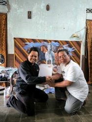 Lazismu Solo Salurkan Modal Usaha untuk Pelaku UMKM Kerajinan Batik