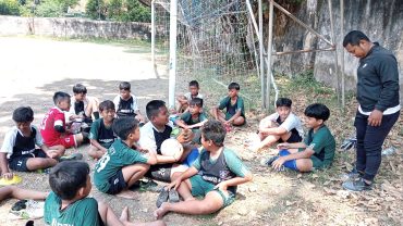 Tim Sepak Bola SD Muhammadiyah 2 Kauman, Solo (Mudaka FC) mempersiapkan diri berlaga dalam Penjas Cup Competition 2024 di UMS, Selasa-Rabu (30-31/7/2024).