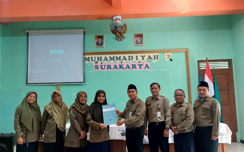 Bagikan SK Terbaru, SD Muhammadiyah 2 Solo Ingatkan Soal Dedikasi