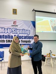 SMA Muhammadiyah Program Khusus (PK) Solo menggelar workshop menulis surat motivasi bagi siswa kelas 10 pada Jumat (26/7/2024). Pelatihan ini bertujuan untuk mengenalkan dasar menulis bagi siswa baru kelas 10.