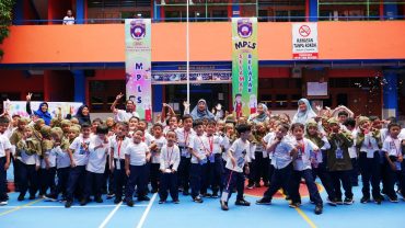 Masa pengenalan lingkungan sekolah (MPLS) pada tahun ajaran baru 2024/2025 dilakukan beragam cara. Di sekolah penggerak SD Muhammadiyah 1 Solo, puluhan siswa menerbangkan balon dan menulis cita-cita dalam hari penutupan MPLS, Jumat (26/7/2024).