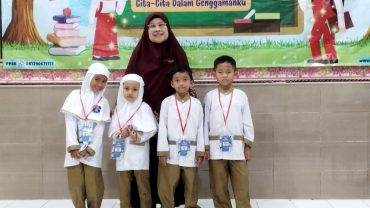 Kepala sekolah Sri Sayekti beserta siswa saat MPLS.