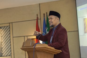 Dekan Fakultas Psikologi Universitas Muhammadiyah Surakarta (UMS) Taufik Kasturi di Upacara Pelepasan Calon Wisudawan/Wisudawati Sarjana (S1) dan Magister (S2) Periode IV Tahun Akademik 2023/2024 di Ruang Seminar Pascasarjana Lantai 5 UMS, Jumat (12/7/2024).