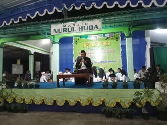 Pimpinan Ranting Muhammadiyah (PR) Ngasem, Colomadu, Karanganyar mengadakan pengajian Akbar sekaligus santunan kepada anak yatim di Masjid Nurul Huda Ngasem, Sabtu (6/7/2024).