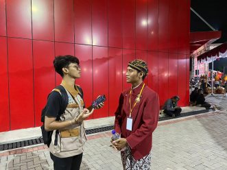 Tim UMS mewawancarai dalang dari Desa Wirun.