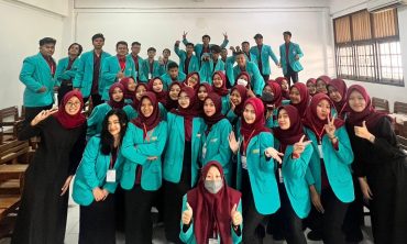 Juliananta Putri Atmadja bersama kawan-kawannya di UMS.