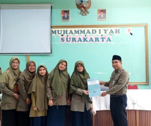 SD Muhammadiyah 2 Kauman (Mudaka), Solo memberikan Surat Keputusan (SK) Wakil Kepala Sekolah dan SK Bidang Usaha kepada guru di aula SD setempat, Jumat (26/7/2024).