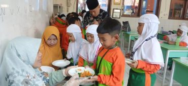 Abdul Kholiq dari Dinas Pendidikan Kota Semarang, Jawa Tengah saat Study Tiru Kantin Sehat Ramah Anak di Aula Sekolah Sehat SD setempat, Selasa (30/7/2024).