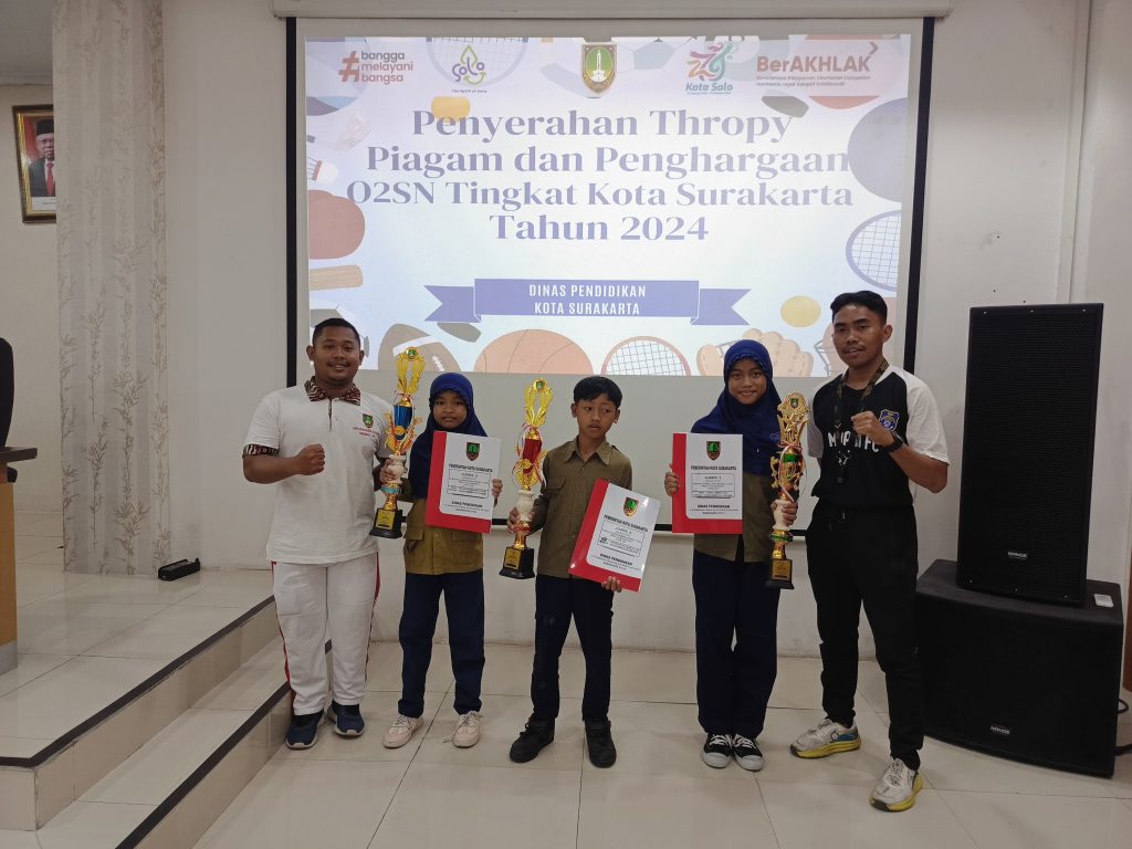 Tiga Atlet SD Mudaka Solo Terima Penghargaan dari Dinas Pendidikan