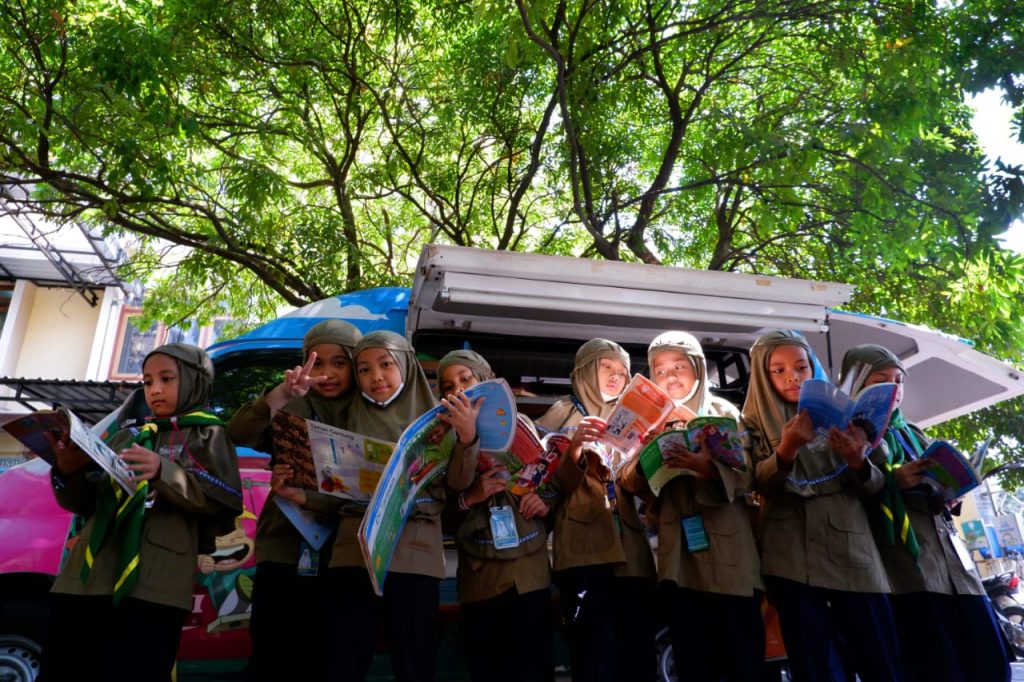 Tingkatkan Kemampuan Literasi, SD Muh PK Solo Datangkan Mobil Perpustakaan Keliling