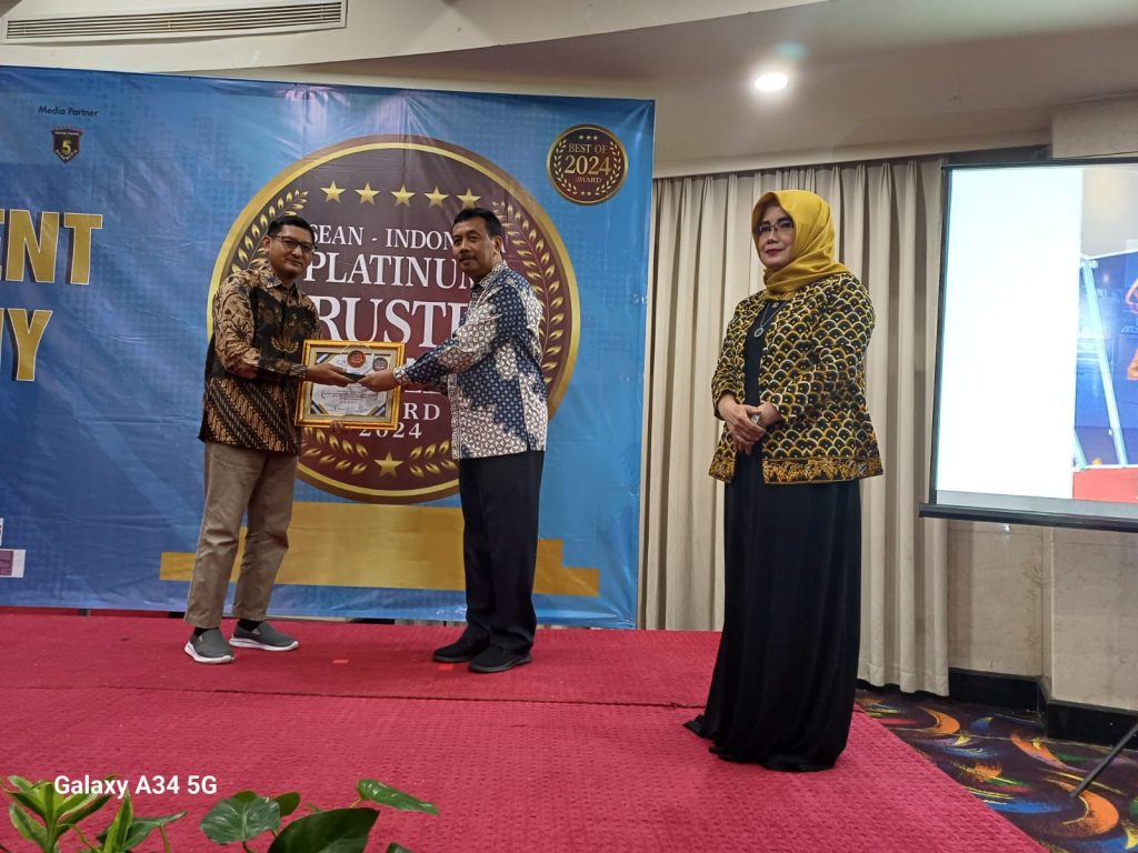 SD Muhammadiyah PK Solo Raih Platinum Trusted Excellent Award 2024