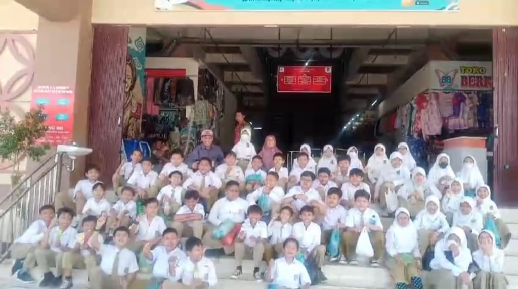 Siswa SD Muhammadiyah 2 Solo Belajar Kewirausahaan di Pasar Klewer