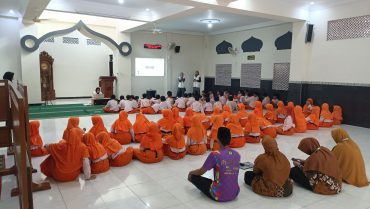 Peduli Kesehatan Gigi, Siswa SD Muhammadiyah 8 Belajar Bareng SNHM UMS