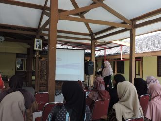 Dosen UMS Bekali Ibu-ibu PKK Cara Pasarkan Produk Via TikTok