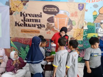 Sebanyak 82 murid kelas II SD Muhammadiyah Program Khusus (PK) Kottabarat Solo mengikuti kegiatan parents day, praktik membuat jamu tradisional di hall utama sekolah setempat, Sabtu (24/8/2024).