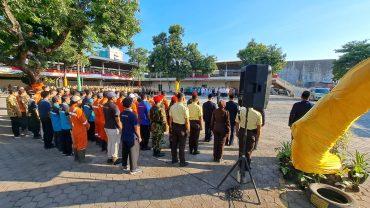 Rumah Sakit (RS) PKU Muhammadiyah Solo menggelar upacara bendera memperingati HUT Ke-79 Republik Indonesia pada Sabtu (17/7/2024) di halaman parkir karyawan RS.