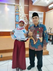 Rafanda Aulia Fawwazah, siswa kelas 5C SD Muhammadiyah 2 Kauman (Mudaka), Solo berhasil meraih medali perak cabang lomba Matematika dalam Seleksi Olimpiade Sains Muhammadiyah Jawa Tengah (OSMJT) Season 3 tingkat Kabupaten/Kota kategori Siswa SD/MI Muhammadiyah.