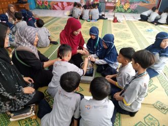 Murid SD Muhammadiyah PK Solo Praktik Bikin Jamu Tradisional