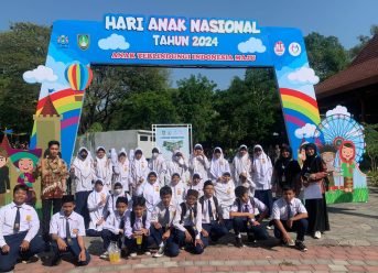 Tim tari MTs Muhammadiyah Surakarta (Matsmuka) memeriahkan kegiatan Pesta Anak Solo 2024 yang digelar di Taman Balekambang, Selasa (20/9/2024).