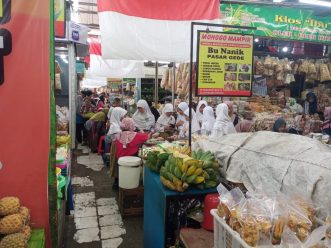 Belajar di Luar Kelas, SD Muhammadiyah 2 Solo ke Pasar Gede