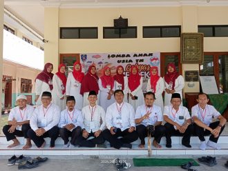 Guru dan panitia lomba SD Muhammadiyah 6 Solo.