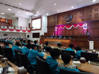 Aksi Nyata P5, SMA Muhammadiyah PK Solo Kunjungi Solopos dan DPRD