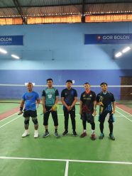 LSBO (Lembaga Seni Budaya dan Olahraga) PCM Colomadu menyelenggarakan turnamen bulu tangkis khusus Guru AUM (Amal Usaha Muhammadiyah ) Colomadu. Kegiatan digelar di GOR Bolon, Colomadu, Sabtu (24/8/2024).