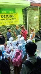 Wisatawan asing asal Milan, Italia terkesan dengan SD Muhammadiyah 2 Kauman (Mudaka), Solo. Saat mereka berempat melintas, siswa-siswi yang pulang sekolah antusias menyapa turis dan berfoto pada Rabu (21/8/2024).