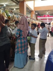 Siswa kelas 6A, B, C SD Muhammadiyah 2 Kauman (Mudaka), Solo melaksanakan pembelajaran di luar kelas. Kali ini siswa kelas 6 belajar mengenal lebih dekat tentang Usaha Mikro Kecil Menengah (UMKM) di Gelaran Sekaten dan Pasar Klewer, Rabu pukul 10.00 (28/8/2024).