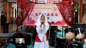 Nareswari Gendhis Setiyawan, siswa kelas 7, menyanyikan lagu Simfoni Raya Indonesia.