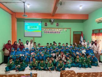 Pusat Studi SNHM UMS Edukasi tentang Gizi di SD Muhammadiyah 2 Solo