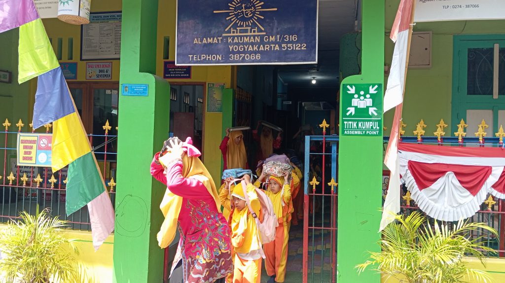 Unik! TK ABA Kauman Gelar Simulasi Gempa Megathrust Sambil Bernyanyi