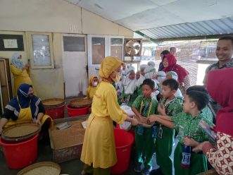Sebanyak 82 murid kelas II SD Muhammadiyah Program Khusus (PK) Kottabarat Solo mengikuti kegiatan outing class di Pabrik Jamu PT Air Mancur, Jl. Solo-Sragen, Turisari, Kec. Jaten, Karanganyar, Kamis (12/9/2024).