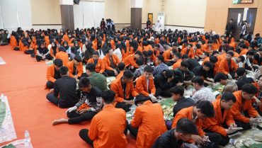 Rektor ITS PKU Muhammadiyah Solo,Weni Hastuti, menutup pengenalan kehidupan kampus bagi mahasiswa baru (PKKMB) dan MASTA dengan makan bersama Mahasiswa Baru serta civitas di Auditorium ITS PKU, Jumat (6/9/2024).
