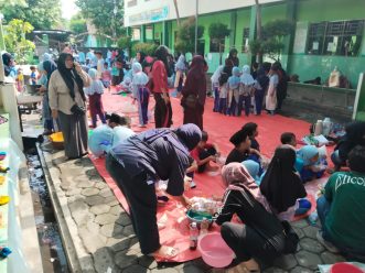 Siswa SD Muhammadiyah 5 Solo Membatik Bersama Orang Tua Siswa