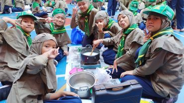 Siswa SD Muhammadiyah 1 Solo belajar masak. (Humas)