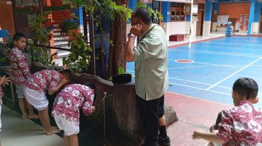 Sekolah Penggerak Berkemajuan SD Muhammadiyah 1 Ketelan Solo melakukan pembinaan wudhu secara rutin kepada peserta didiknya, Selasa (3/9/2024).