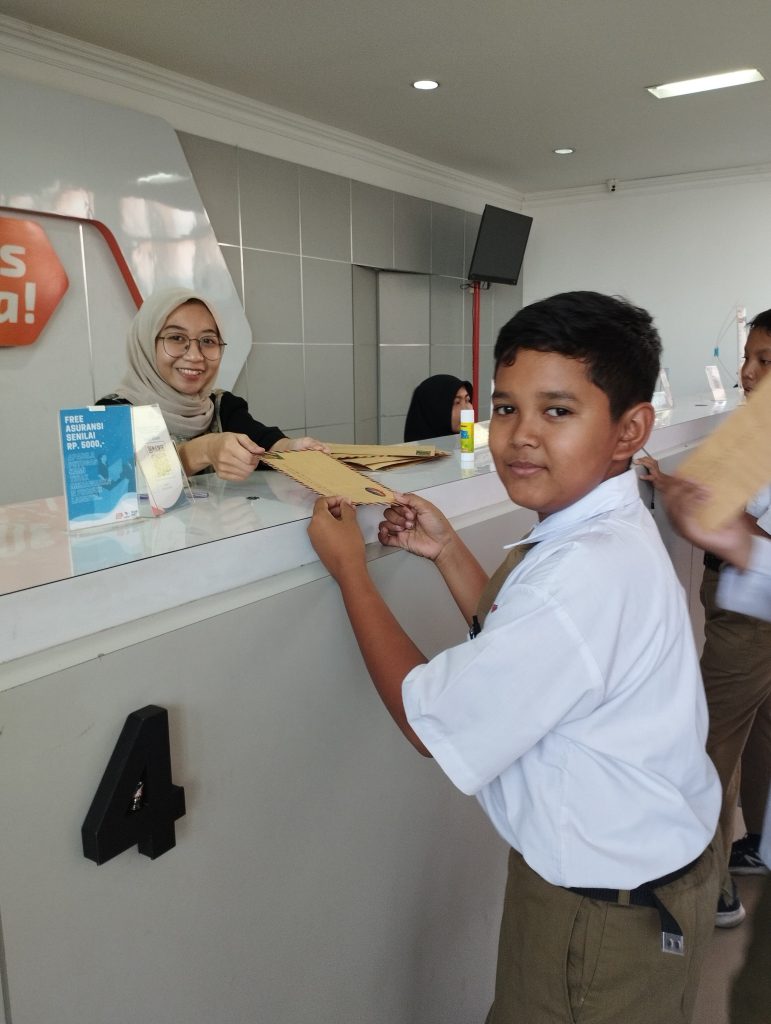 Siswa kelas 6A,B,C SD Muhammadiyah 2 Solo (Mudaka) belajar di luar kelas. Kali ini mereka belajar di Kantor Pos Solo, Rabu (18/9/2024). Siswa kelas 6 berjalan kaki dari SD Mudaka, Kauman, Solo dengan semangat dan antusias.