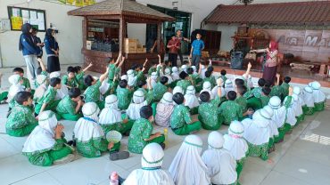 Murid Kelas II SD Muhammadiyah PK Solo Outing Class di PT Air Mancur