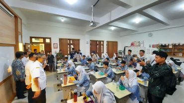 Wantimpres, Nevy Dwi Soesanto, Sekda Kota Solo, dan Pimpinan Dinas pendidikan Solo sedang meninjau program makan bergizi gratis di SMP Muhammadiyah PK.