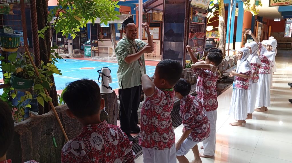 Peduli Habituasi, SD Muhammadiyah 1 Solo Kawal Wudhu Anak Didik