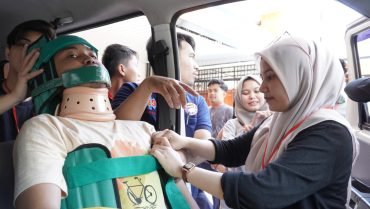 Institut Teknologi Sains dan Kesehatan (ITS) PKU Muhammadiyah Solo memberikan pelatihan Basic Trauma Cardiac Life Support (BTCLS) untuk mahasiswa pada Jumat (30/8/2024)-Minggu (1/9/2024) di ruang perkuliahan dan laboratorium anestiologi kampus tersebut.