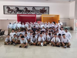 Siswa Kelas 6 SD Muhammadiyah 2 Solo Belajar di Kantor Pos