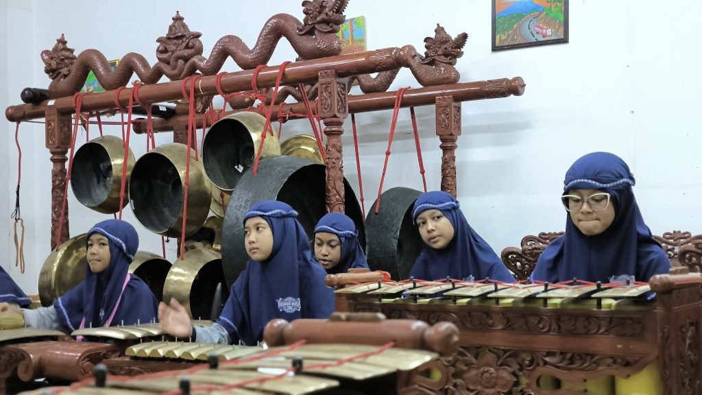 Sejumlah 55 murid kelas V SD Muhammadiyah Program Khusus (PK) Kottabarat Solo melakukan kunjungan belajar di Laboratorium Program Studi Fakultas Keguruan Ilmu Pendidikan (FKIP) Pendidikan Guru Sekolah Dasar (PGSD) Universitas Muhammadiyah Surakarta (UMS), Kamis (10/10/2024).