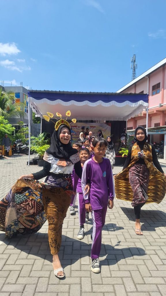 SMK Muhammadiyah 5 Solo (SMK Mulia) menarik perhatian masyarakat usai memamerkan berbagai karya kreatif yang dibuat dari limbah tekstil, Jumat (18/10/2024).